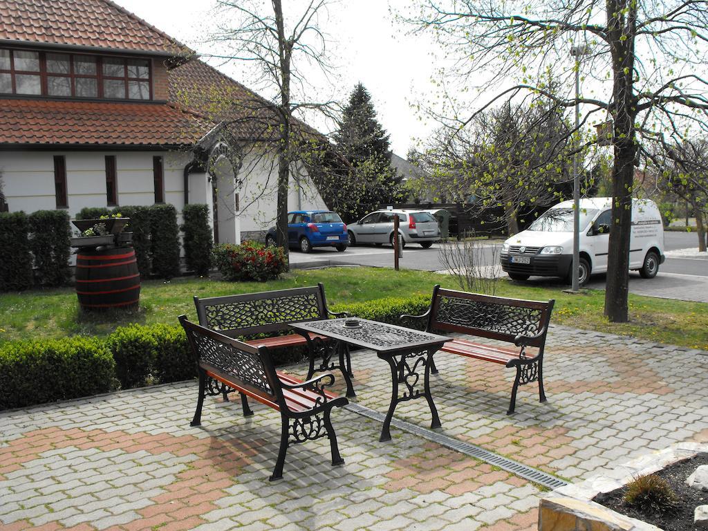 Józsi Bácsi Szállodája Szombathely Exterior foto