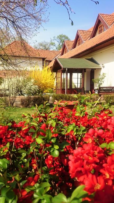 Józsi Bácsi Szállodája Szombathely Exterior foto