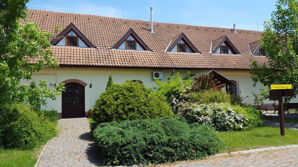 Józsi Bácsi Szállodája Szombathely Exterior foto